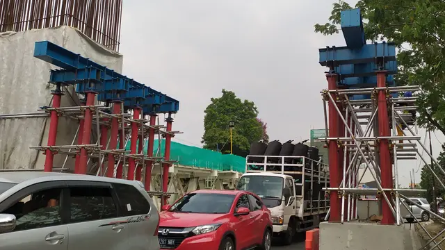Konstruksi Jalan Tol Bogot Outer Ring Road (BORR) Seksi IIIA terus dikebut karena hingga kini progres pekerjaan baru mencapai 54 persen.