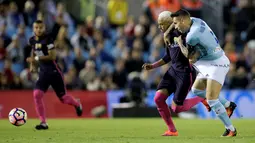 Penyerang Barcelona, Neymar berusaha mengejar bola dari kawalan bek Celta Vigo, Hugo Mallo pada lanjutan liga Spanyol di Stadion Balaidos, Vigo (3/10).  Celta Vigo berhasil mengalahkan Barcelona dengan skor 4-3. (REUTERS/Miguel Vidal)