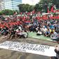 Massa buruh dan mahasiswa menggelar aksi demo di depan Gedung DPR, Senayan, Jakarta, Kamis, 21 April 2022. (Liputan6.com/Ady Anugrahadi)