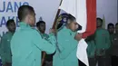Pemain Timnas U-22, Miftahul Hamdi, mencium bendera saat acara pelepasan Timnas Indonesia U-22 di Makostrad, Jakarta, Kamis (10/8/2017). PSSI resmi melepas para atlet untuk berlaga di Sea Games 2017 Malaysia. (Bola.com/M Iqbal Ichsan)