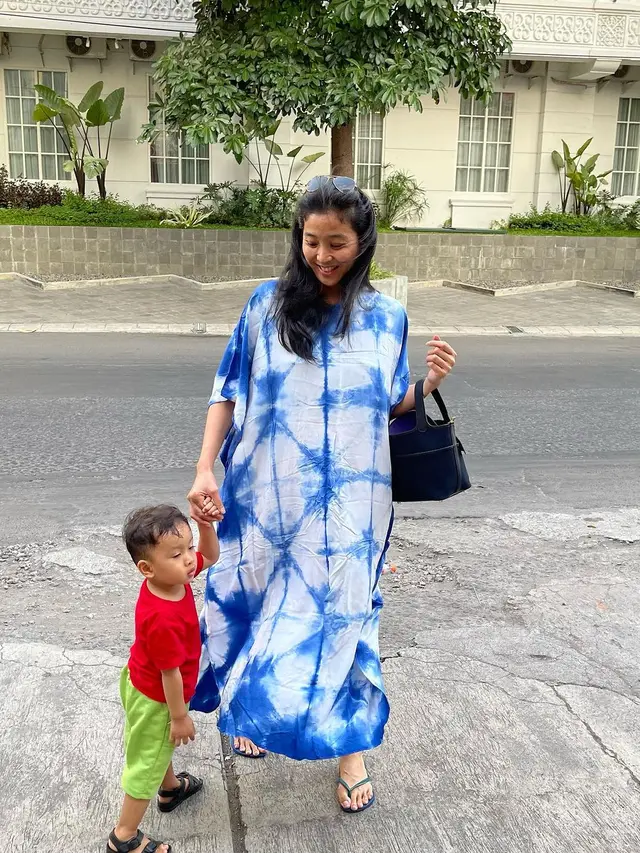 6 Potret Olivia Zalianty Pakai Daster Makan di Pinggir Jalan, Ajak Ibu dan Anak