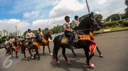 Anggota polisi berkuda melakukan pengamanan aksi Unjuk Rasa Bela Rakyat 121 BEM SI di depan Istana Merdeka, Jakarta, Kamis (12/1).  Aksi tidak hanya digelar di Jakarta, tetapi serentak di 18 kota lainnya di Indonesia. (Liputan6.com/Faizal Fanani)