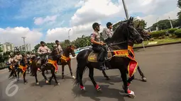 Anggota polisi berkuda melakukan pengamanan aksi Unjuk Rasa Bela Rakyat 121 BEM SI di depan Istana Merdeka, Jakarta, Kamis (12/1).  Aksi tidak hanya digelar di Jakarta, tetapi serentak di 18 kota lainnya di Indonesia. (Liputan6.com/Faizal Fanani)
