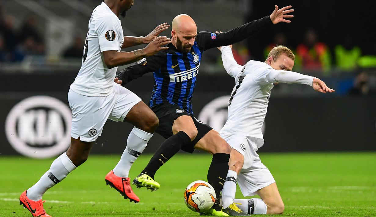 Borja Valero mencoba melewati dua pemain Eintracht Franckfurt pada leg kedua, babak 16 besar Liga Europa yang berlangsung di Stadion Giuseppe Meazza, Jumat (15/3). Inter Milan kalah 0-1 kontra Eintracht Frankfurt. (AFP/Miguel Medina)