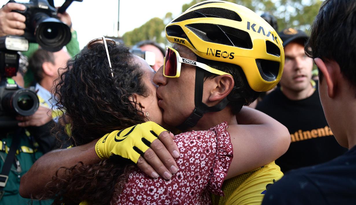 Kemenangan Egan Bernal (kanan) pada Tour de France 2019 disambut oleh pelukan Sang kekasih, Xiomy Guerrero di garis finis. (AFP/Martin Bureau)