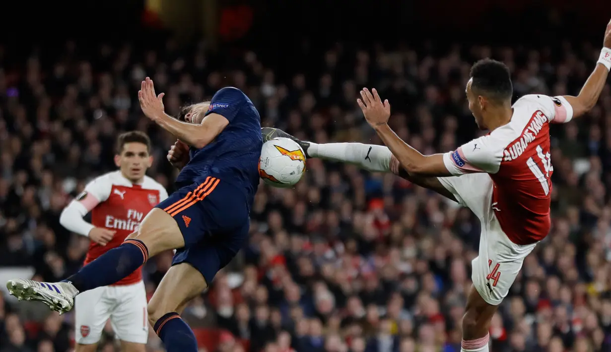 Striker Arsenal, Pierre-Emerick Aubameyang Xhaka berebut bola dengan pemain Valencia, Gabriel dalam leg pertama semifinal Liga Europa di Emirates Stadium, Jumat (3/5/2019). Sempat tertinggal, Arsenal berhasil mengalahkan tamunya, Valencia dengan skor 3-1. (AP/Kirsty Wigglesworth)