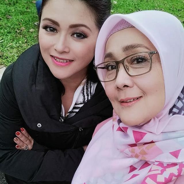6 Potret Kebersamaan Nessa Sadin dan Uci Bing Slamet, Sama-sama Awet Muda