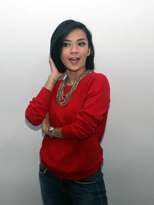 "Kalau liburan lebih suka outdoor activities dibanding ke mall. Supaya enggak ajarkan mereka jadi konsumtif. Aku suka anakku menyatu dengan alam. Jadi lebih cari ke sesuatu yang berhubungan sama gerak," tutur Enno Lerian. (Deki Prayoga/Bintang.com)