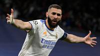 Karim Benzema menjadi salah satu aktor utama di balik kesuksesan Real Madrid pada musim ini usai berhasil meraih trofi Liga Champions dan gelar juara Liga Spanyol. Dipercaya tampil sebanyak 46 kali di semua kompetisi, ia mampu melesatkan 44 gol dan 15 assist untuk Los Blancos. Perannya nyaris tak tergantikan di lini depan skuat asuhan Carlo Ancelotti. Bahkan, Benzema diprediksi akan menjadi kandidat kuat peraih Ballon d'Or tahun ini. (AFP/Pierre-Philippe Marcou)