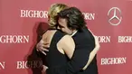 Aktor Johnny Depp (kanan) memeluk aktris Kate Winslet saat menghadiri Gala Annual Palm Springs International Film Festival Awards ke-27 di Palm Springs, California, (2/1). Gala ini dihadiri sejumlah aktris dan aktor terkenal. (REUTERS/Danny Moloshok)