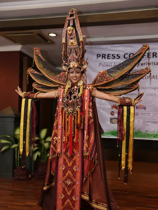 National costume karya Dynand Fariz ini terinspirasi dari salah satu kekayaan budaya tertua di Indonesia dari Tanah Toraja.  Kostum ini seolah mengajak orang datang ke Indonesia, untuk mengetahui bagaimana kemisteriusan Toraja. (Andy Masela/Bintang.com)