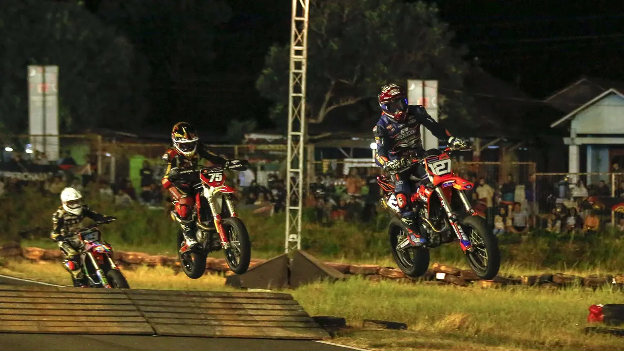 Cetak Sejarah, Pembalap Surabaya Ini Juarai Superchallenge Supermoto Race 2024 (ist)