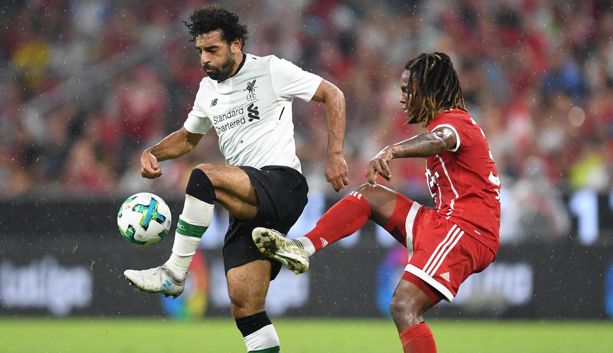 Gelandang Liverpool, Mohamed Salah, melewati hadangan gelandang Bayern Munchen, Renato Sanches, pada laga Audi Cup di Stadion Allianz Arena, Munchen, Selasa (1/8/2017). Munchen kalah 0-3 dari Liverpool. (AFP/Christof Stache)