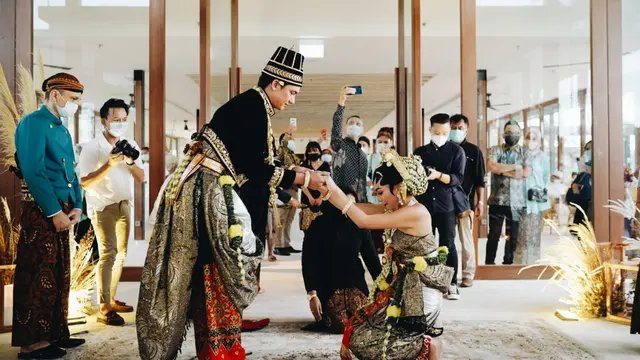 Adipati Dolken resmi nikahi Canti Tachril