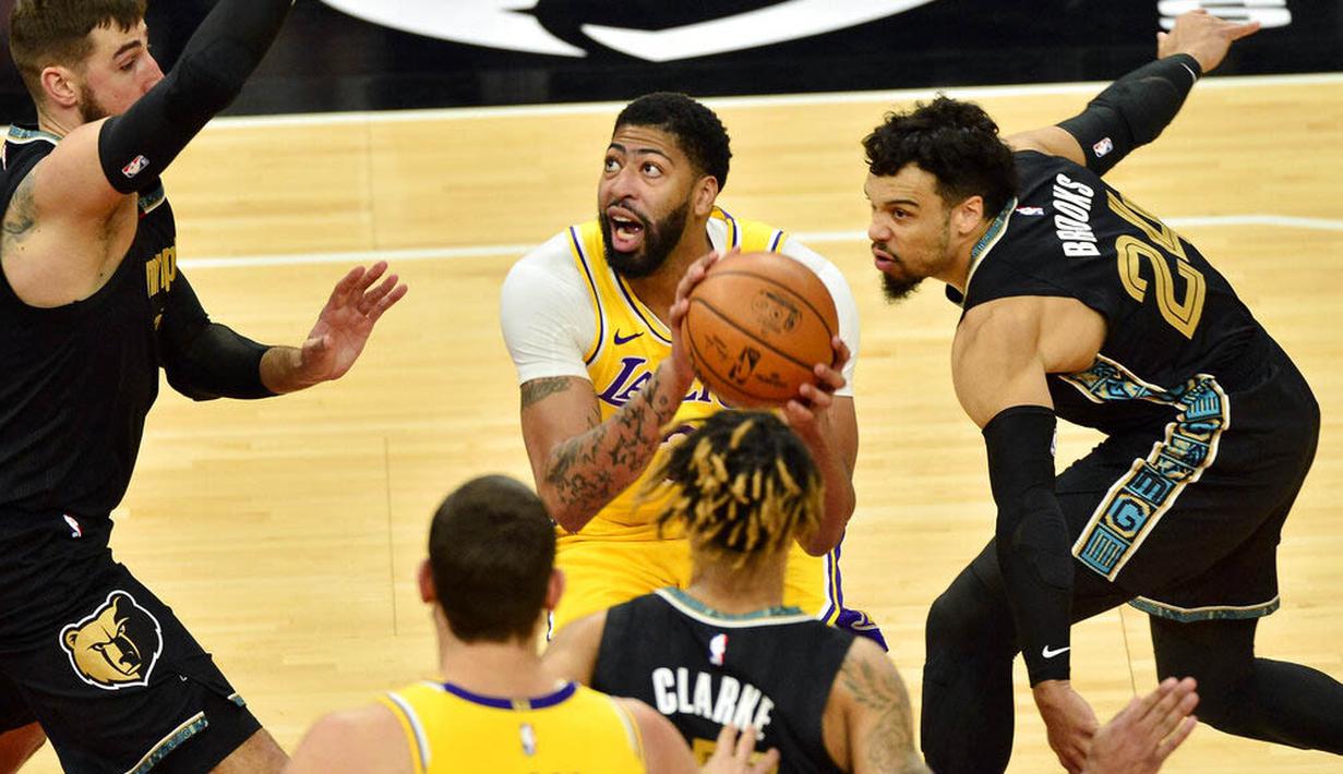 Pebasket Los Angeles Lakers, Anthony Davis, saat melawan Memphis Grizzlies pada laga NBA, Rabu (6/1/2021). LA Lakers menang tipis 94-92 atas Grizzlies. (AP Photo/Brandon Dill)