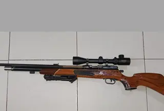 Barang bukti senapan angin yang digunakan PNS di Pekanbaru menembak remaja hingga tewas. (Liputan6.com/M Syukur)