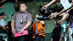 Waryono Karno meninggalkan Gedung KPK usai diperiksa, Jakarta, Selasa (14/4/2015). Waryono Karno diperiksa sebagai tersangka dugaan tindak pidana korupsi sosialisasi sepeda sehat dan perawatan gedung kantor ESDM. (Liputan6.com/Andrian M Tunay)