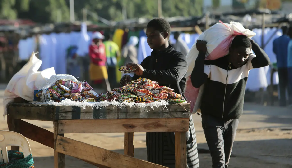 Seorang wanita menyiapkan meja untuk menjual makanan ringan di pinggiran padat Mbare di Harare, Zimbabwe, Rabu (26/2/2020). Negara yang terkurung daratan ini berbatasan dengan Afrika Selatan di sebelah selatan, Botswana di barat, Zambia di utara dan Mozambik di timur. (AP Photo/Tsvangirayi Mukwazhi)