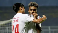 Yakob Sayuri. Pemain berusia 23 tahun yang bersinar bersama PSM Makassar di Piala Menpora 2021 lalu akan diberdayakan oleh pelatih Shin Tae Young di sisi sayap kanan dengan kecepatan belarinya. Alternatif lainnya, ia akan diplot sebagai striker bayangan seperti di PSM. (Bola.com/Arief Bagus)