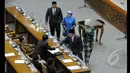 Arvin Hakim Thoha seusai dilantik menjadi anggota DPR RI Pengganti Antar Waktu (PAW) menyalami anggota DPR RI. Tampak Arzeti mengenakan gaun hijau, Jakarta, Selasa (27/01/2015). (Liputan6.com/Andrian M Tunay) 