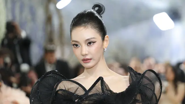 Ningning aespa di Met Gala 2026. (Angela Weiss / AFP)