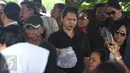Kekasih Mike Mohede, Christina Maria terlihat hadir dalam prosesi pemakaman di TPU Tanah Kusir, Jakarta, Selasa (2/8). Seperti diketahui, Mike Mohede meninggal dunia pada Minggu, 31 Juli 2016, usai terkena serangan jantung. (Liputan6.com/Herman Zakharia)