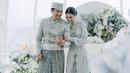 Dari pengantin internasional, pasangan ini berganti busana menjadi penganti Sulawesi. Keduanya serasi dengan nuansa hijau mint [instagram/miktambayong]