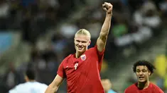 Pemain Norwegia, Erling Haaland melakukan selebrasi setelah mencetak gol kedua timnya ke gawang Sipurs pada laga Grup A Kualifikasi Euro 2024 di AEK Arena, Sipurs, Jumat (13/10/2023) dini hari WIB. Haaland berhasil mencetak dua gol pada laga tersebut. (AFP/Jewel Samad)