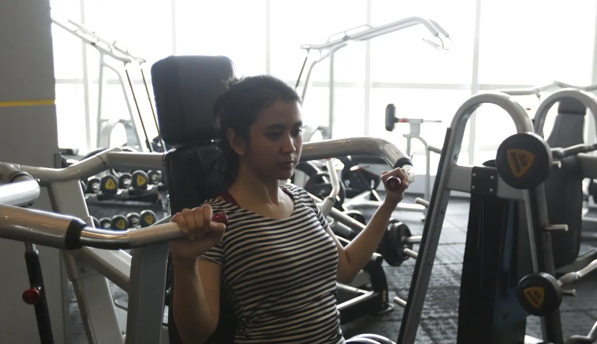 Jam kerja sebagai pramugari yang tidak teratur membuatnya memilih gym sebagai olahraga rutin. (Bola.com/Vitalis Yogi Trisna)