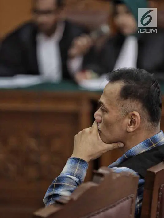 Aktor Tio Pakusadewo saat mengikuti sidang lanjutan beragendakan pembacaan pledoi di Pengadilan Negeri Jakarta Selatan, Kamis (28/6). Tio membacakan langsung nota pembelaan dalam persidangan. (Liputan6.com/Faizal Fanani)