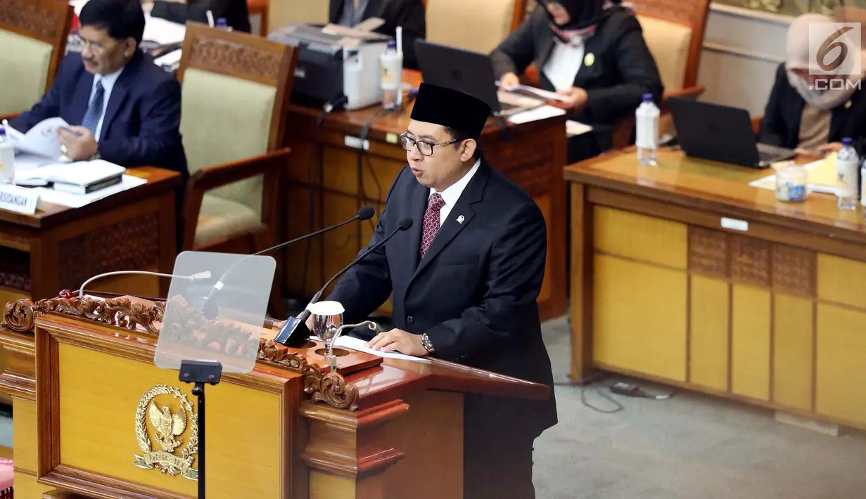 Fadli Zon menjadi Pelaksana tugas (Plt) Ketua DPR menggantikan Setya Novanto dalam Rapat Paripurna ke-15 di Senayan, Jakarta, Selasa (9/1). Fadli mengaku tak keberatan dengan hal tersebut. (Liputan6.com/Johan Tallo)