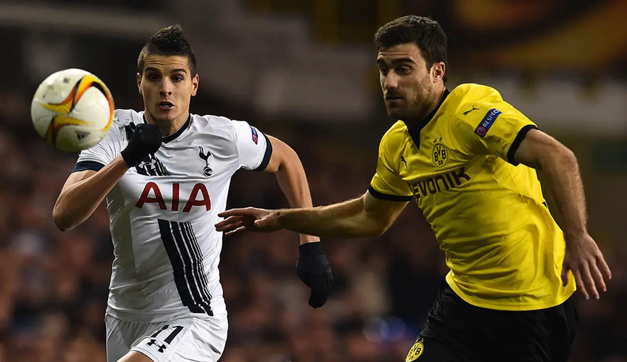 Gelandang Tottenham, Erik Lamela, beradu cepat dengan bek Tottenham, Sokratis, pada leg kedua babak 16 besar Liga Europa di Stadion White Hart Lane, Inggris, Jumat (18/3/2016) dini hari WIB. (AFP/Ben Stansall)