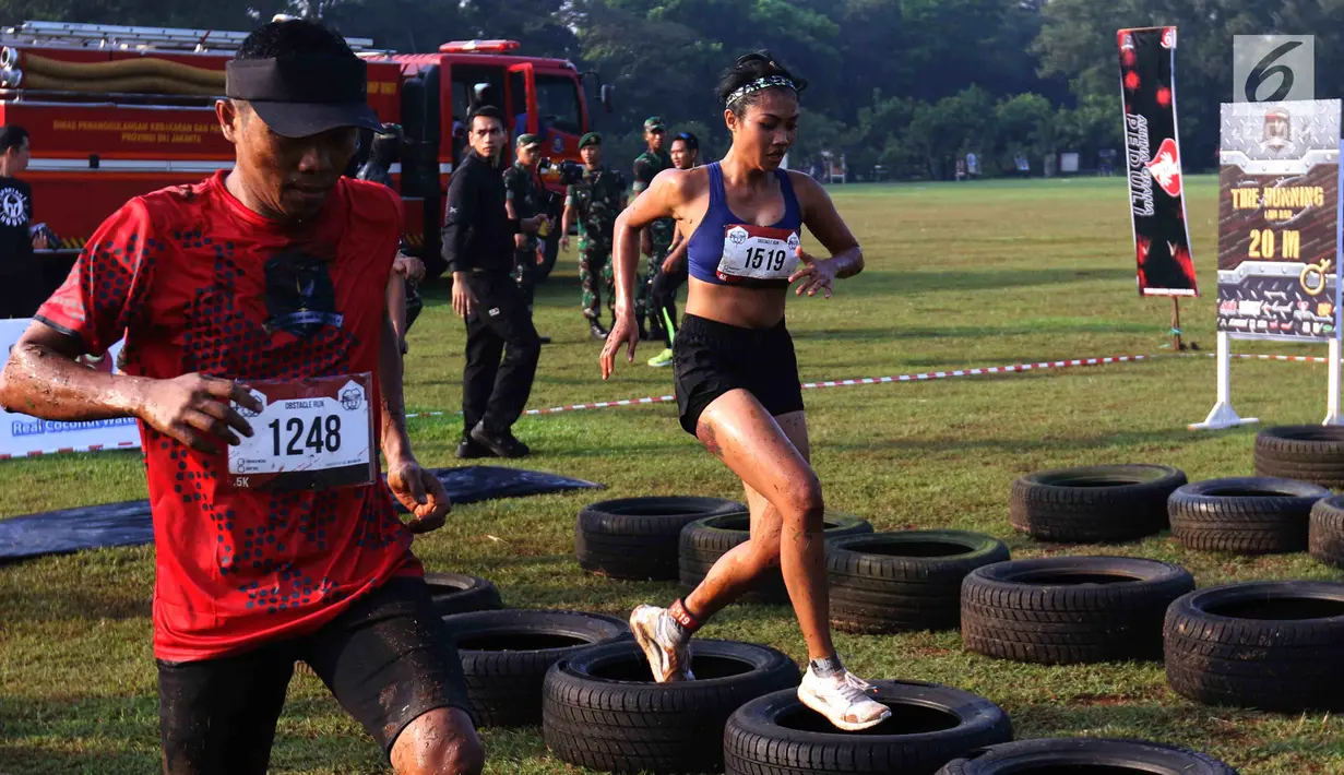 Peserta melompati ban dalam ajang Komando Warriors II di Kompleks Kopassus Cijantung, Jakarta, Minggu (6/5). (Liputan6.com/Angga Yuniar)