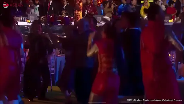 Aurelie Moeremans menyanyikan lagu dangdut di KTT ASEAN ke-43