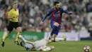 Lionel Messi melompat menghidari terjangan pemain Real Madrid, Mateo Kovacic pada duel El Clasico di Santiago Bernabeu stadium, Madrid, Spanyol, Minggu, (23/4/2017). Barcelona menang 3-2.  (AP/Daniel Ochoa de Olza)
