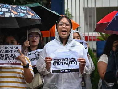 Sekelompok pemuda menggelar aksi protes di depan Markas Besar Kepolisian Distrik Manila, Filipina pada 22 September 2025. (Jam STA ROSA/AFP)