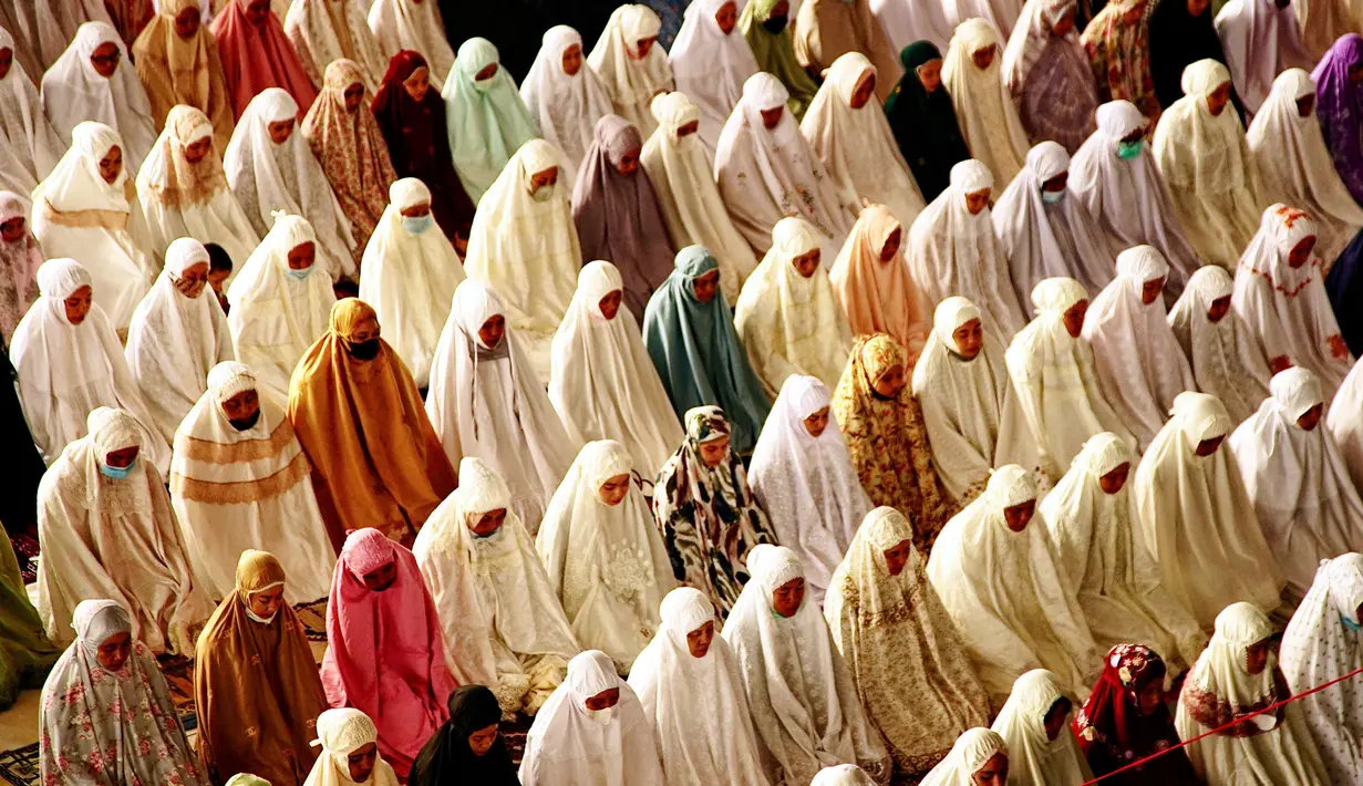 Umat ​​muslim melaksanakan salat Idul Adha di Masjid Islamic Center, Lhokseumawe, Aceh, Selasa (20/7/2021). Umat muslim Indonesia melewati Hari Raya Idul Adha tahun ini di tengah gelombang virus corona COVID-19. (Azwar Ipank/AFP)