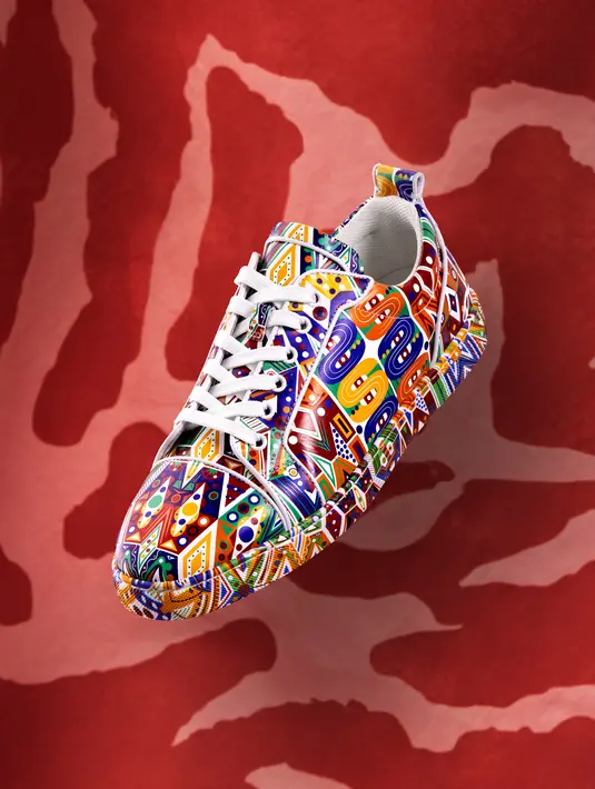 Keseluruhan koleksi ini juga menampilkan logo khas Maison dan pola WAMIMS yang berwarna-warni. [Foto: Document/Christian Louboutin]