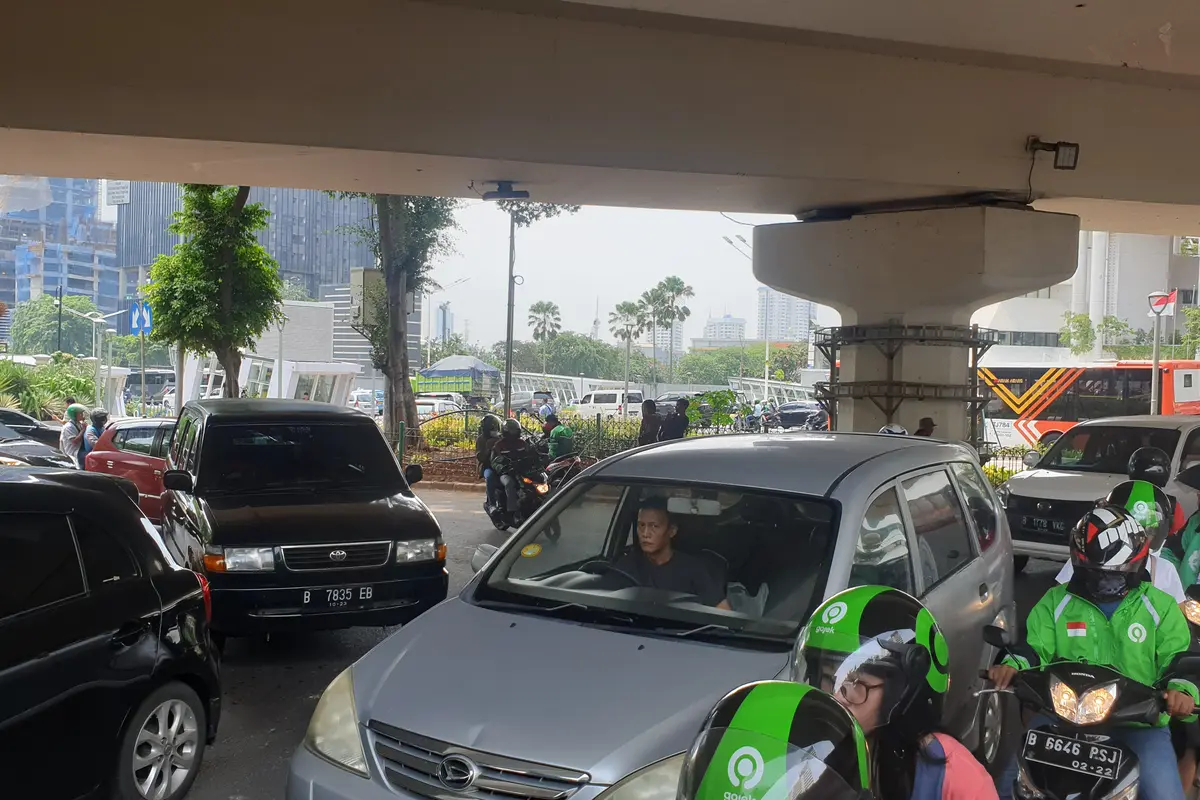 Jalan Prof Dr Satrio, Kuningan, Jakarta Selatan, Sabtu (30/11/2019). (Liputan6.com/ Nanda Perdana Putra)
