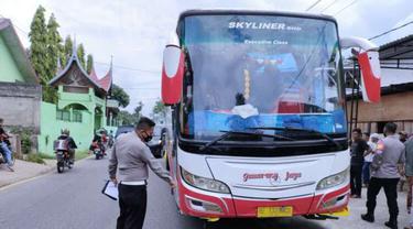 Bus Gumarang Jaya yang tabrak lima pelajar di Tanah Datar. (Liputan6.com/ Polres Padang Panjang)