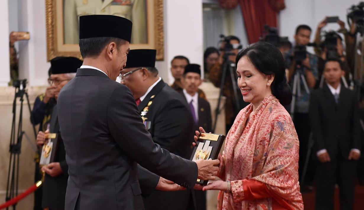 Presiden Joko Widodo (kiri) memberikan gelar Pahlawan Nasional kepada ahli waris di Istana Negara, Jakarta, Jumat (8/11/2019). Jokowi memberikan gelar Pahlawan Nasional kepada enam tokoh yang dianggap berjasa untuk Indonesia. (Foto: Lukas-Biro Pers Sekretariat Presiden)