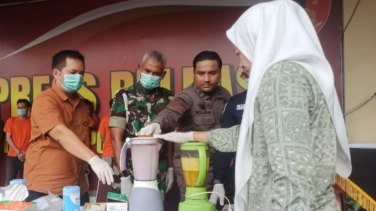 Pemusnahan pil ekstasi baru dan sabu oleh personel Satuan Reserse Narkoba Polresta Pekanbaru.