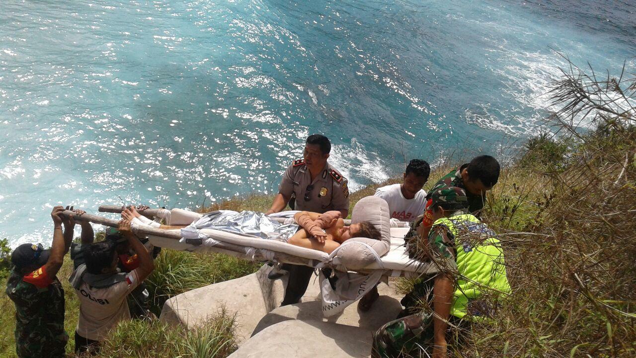 Asyik Memanah Ikan, 3 Turis Asing Tak Sadar Terjebak di Karang