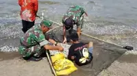 Ikan lepak-lepak yang mendadak mengambang di Pantai Hubat ditemukan masih segar. (Liputan6.com/Eka Hakim)