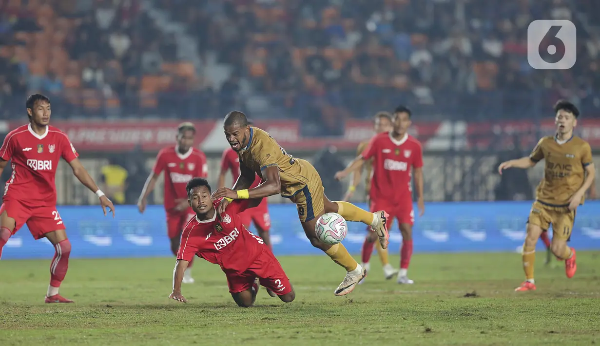 Pemain depan Dewa United, Alex Martins Ferreira (atas tengah) berebut bola dengan gelandang Liga Indonesia All Star, Amiruddin Bagas Kaffa saat laga perebutan tempat ketiga turnamen Piala Presiden 2025 di Stadion Si Jalak Harupat, Bandung, Jawa Barat, Sabtu (12/7/2025). (Liputan6.com/Helmi Fithriansyah)