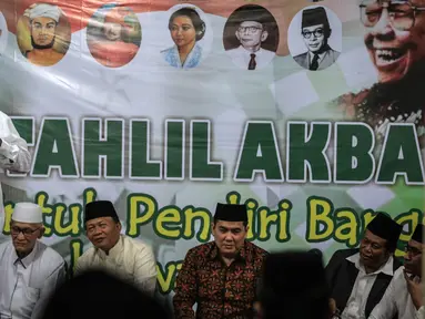 KH.Said Aqil Siradj memberikan tausiah dalam acara Tahlil Akbar di kantor PBNU, Jakarta, Kamis (24/11). Acara ini bertujuan untuk mendoakan para pendiri bangsa, pahlawan nasional dan kedamaian bangsa Indonesia. (Liputan6.com/Faizal Fanani)