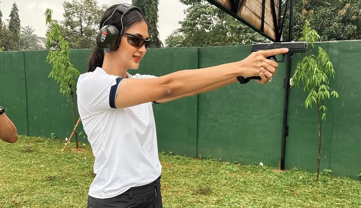 Tampil dengan busana kasual, Paula Verhoeven tampak begitu serius saat berlatih menembak. Dirinya juga tak lupa melengkapi penampilan dengan kacamata serta headphone menembak. (Liputan6.com/IG/@paula_verhoeven)