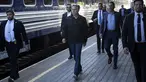 Menteri Luar Negeri AS Antony Blinken, tengah, berjalan untuk menaiki kereta api Ukraina Railways di stasiun kereta api Przemysl Glowny dalam perjalanan menuju Kyiv, Ukraina dari Przemysl, Polandia, Senin (13/5/2024). (Brendan Smialowski/Pool Photo via AP)