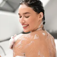 Ilustrasi Mandi untuk Mengatasi Jerawat di Payudara. Credit via Shutterstock.com