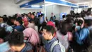 Para pencari kerja memadati Job Fair yang diadakan di Istora GBK, Jakarta, Rabu (19/9). Job Fair bertajuk Jakarta spektakuler "Job for Career" diikuti lebih dari 120 perusahaan BUMN, swasta skala nasional maupun internasional. (Liputan6.com/Faizal Fanani)